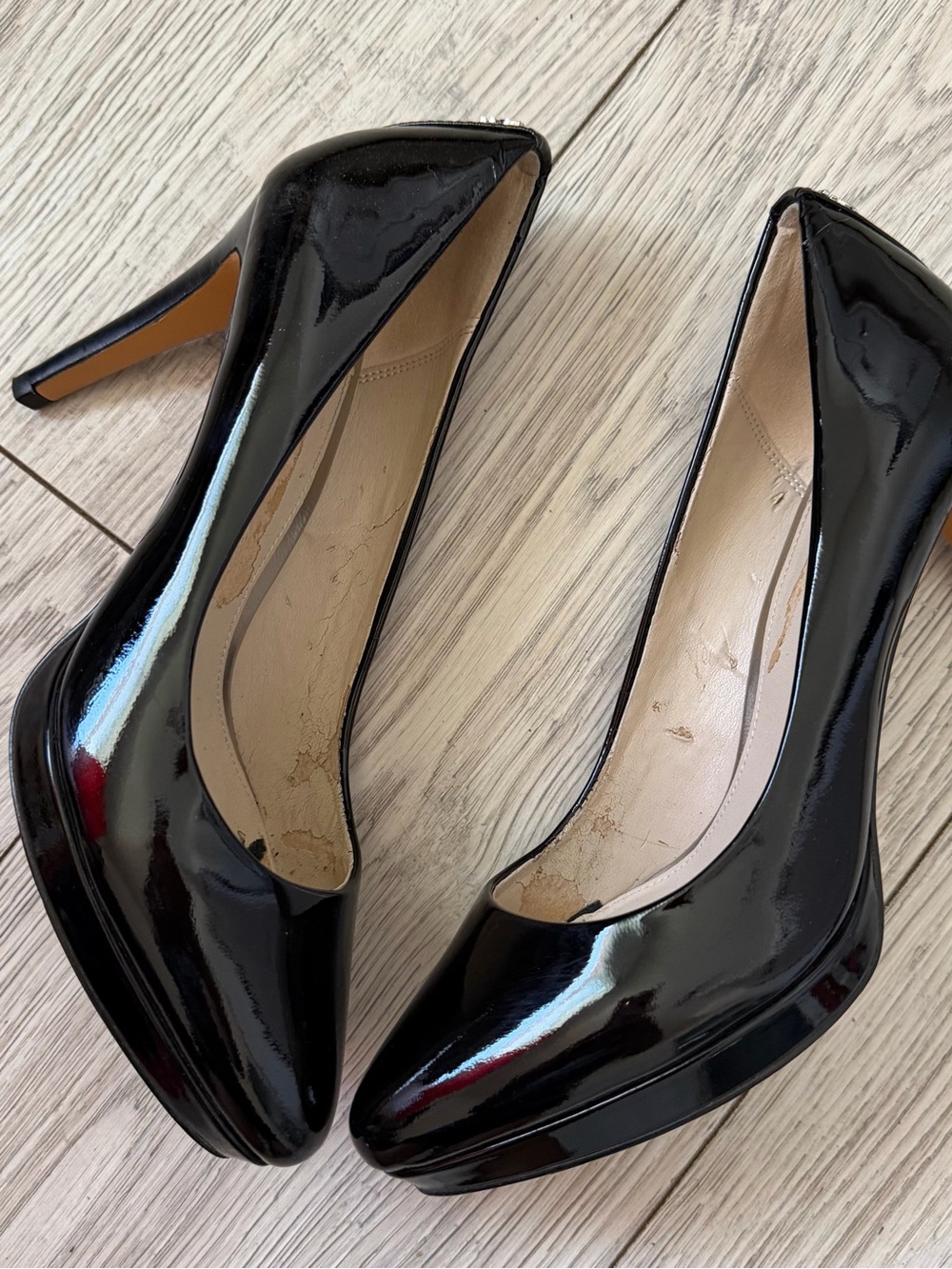 Coach women's high-heeled shoes
Black patent leather, size 6.5 B